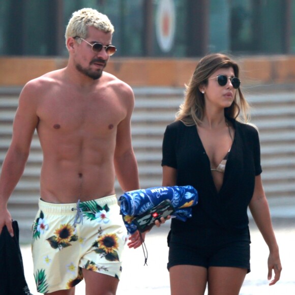 Thiago Martins e Talita Nogueira vivem romance e gostam de sair juntos.