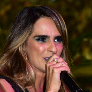 Noiva de Joaquim Lopes desde abril de 2019, Marcella Fogaça soltou a voz em camarote de carnaval