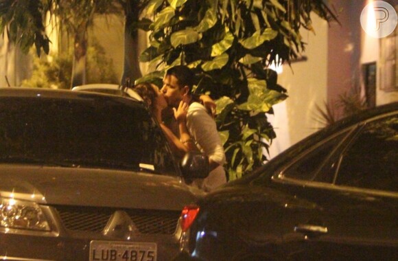 João Vicente de Castro troca beijos quentes na zona sul do Rio de Janeiro