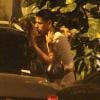 João Vicente de Castro, ex de Cleo Pires, troca beijos com morena encostado no carro, em 25 de fevereiro de 2013