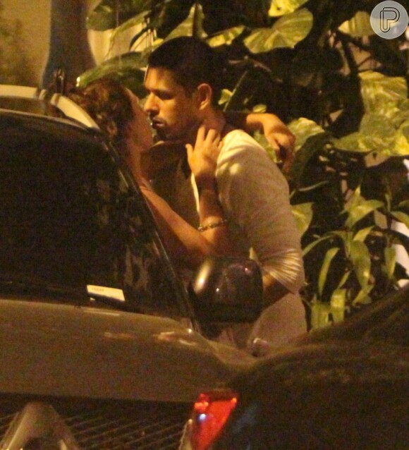 João Vicente de Castro, ex de Cleo Pires, troca beijos com morena encostado no carro, em 25 de fevereiro de 2013