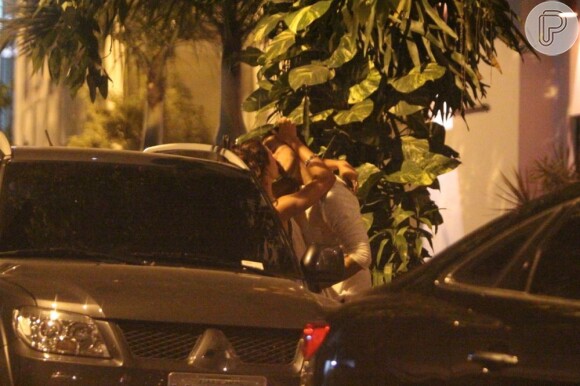 João Vicente de Castro beija encostado em carro