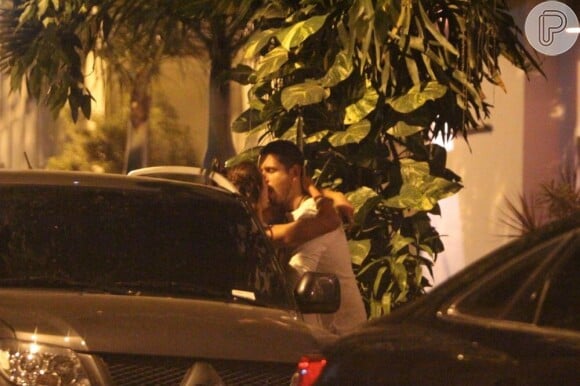 João Vicente de Castro beija muito encostado em carro