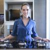 Adriana Birolli ensina receita de desfiado de carne ao creme de mandioca. A atriz de 'Império' adora cozinhar.  'É vocação', diz ela, que tomou gosto pela culinária durante a participação no programa 'Super Chef Celebridades', reality do 'Mais Você', da Globo, em 2012