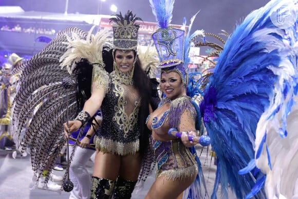 Carnaval de São Paulo: Andrea Capitulino (de azul) é rainha de bateria da Acadêmicos de Tatuapé