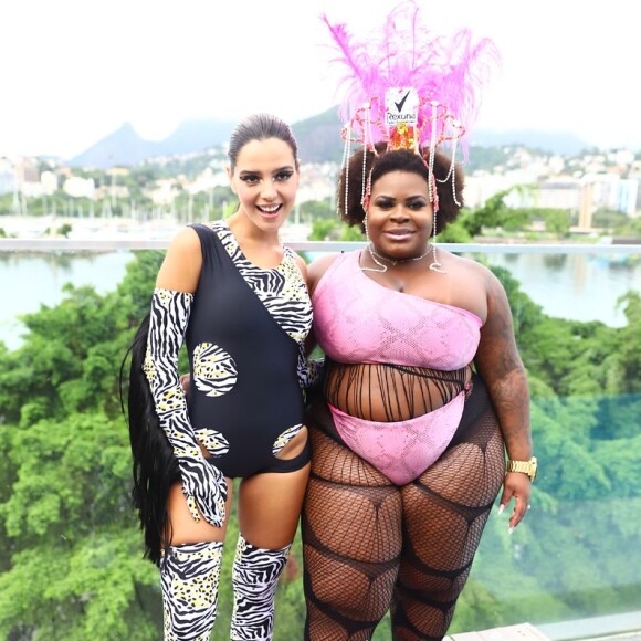 Giovanna Lancellotti, com animal print em look, posa com Jojô Toddynho, com produção cor de rosa