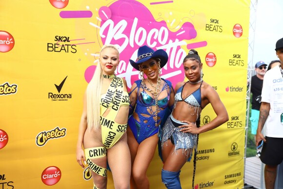 Luísa Sonza, Anitta e MC Rebecca escolheram looks coloridos e cheios de estilo para o Bloco das Poderosas