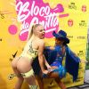 Anitta faz pose divertida em foto com a cantora Luísa Sonza