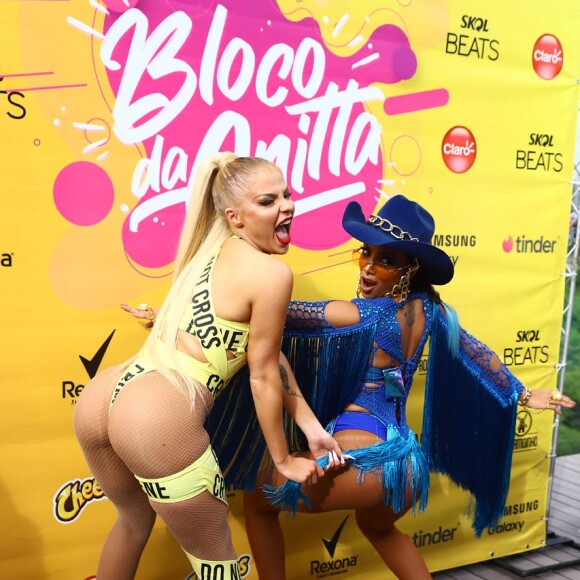 Anitta faz pose divertida em foto com a cantora Luísa Sonza