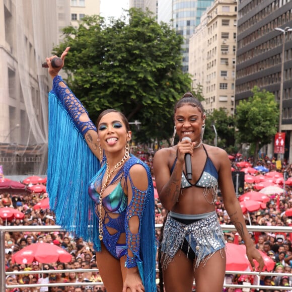 Anitta e MC Rebecca posam juntas em cima do trio do Bloco das Poderosas