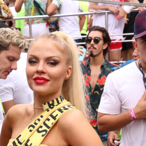 A cantora Luísa Sonza elegeu um look amarelo que evidenciou as curvas