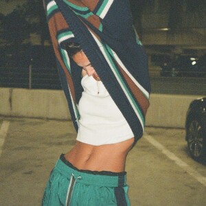 Bruna Marquezine tira o casaco e deixa a barriga à mostra