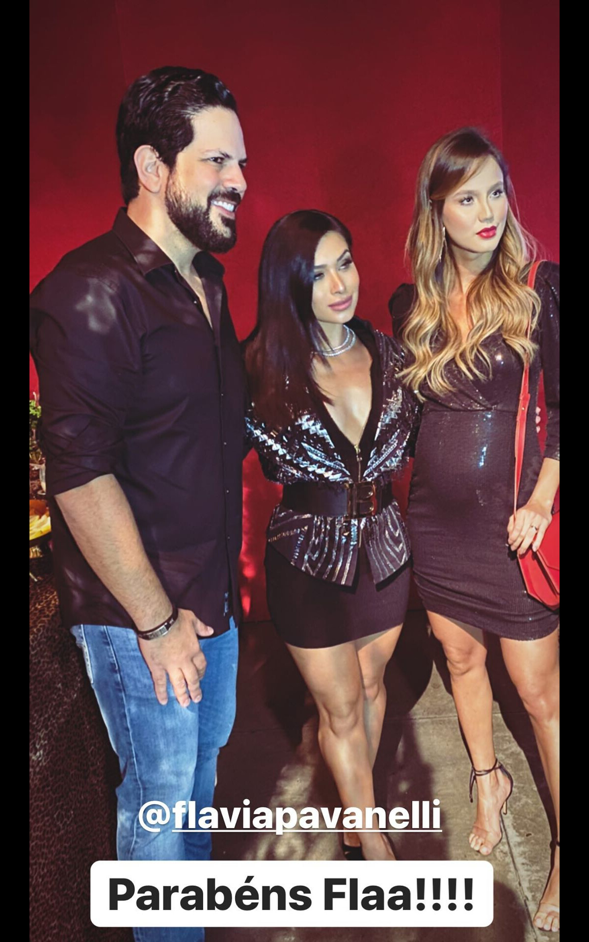 Foto: Mulher de Sorocaba, Biah Rodrigues ressaltou barriga de gravidez de  sete meses com look de paetê justo em festa de Flavia Pavanelli - Purepeople