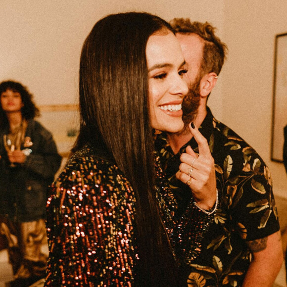 Bruna Marquezine elogia a mãe, Neide Maia, em evento da Colcci: 'Modelo'