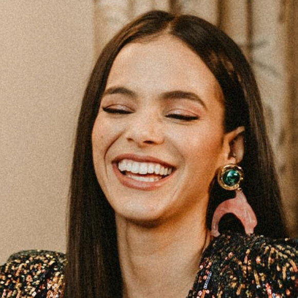 Bruna Marquezine 'provoca' a mãe, Neide Maia, por look com decote rendado em evento (vídeo abaixo)