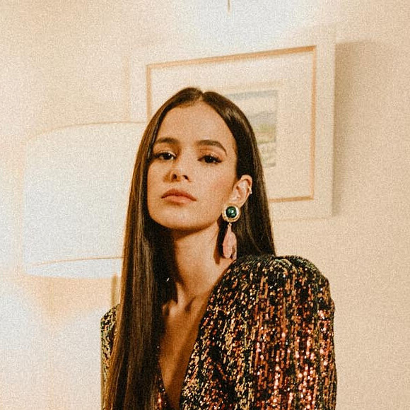 Bruna Marquezine apostou em cabelo longo para evento