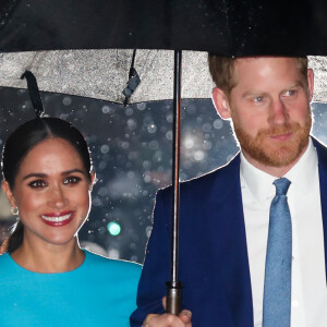 Meghan Markle e Príncipe Harry caminharam sob a chuva e na mira dos holofotes