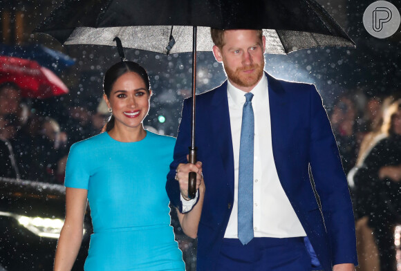 Meghan Markle e Príncipe Harry caminharam sob a chuva e na mira dos holofotes