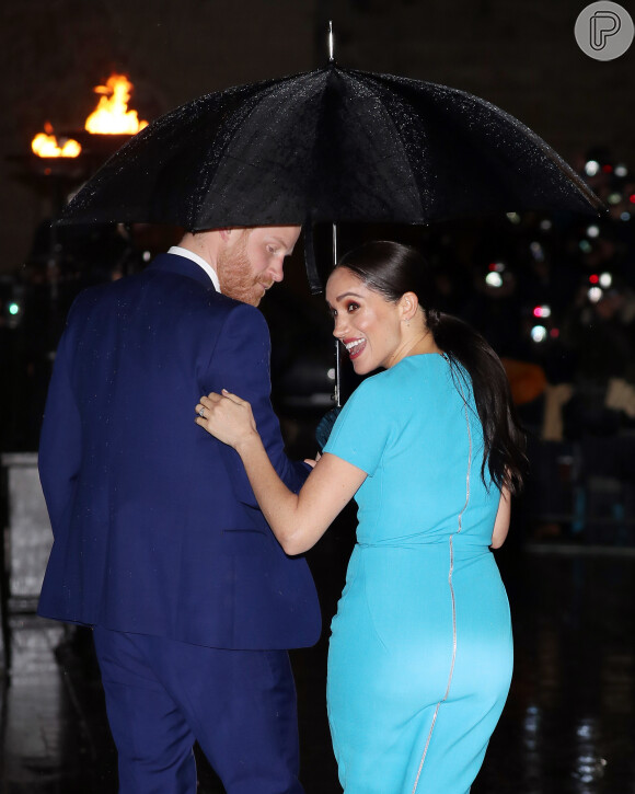 Meghan Markle e Príncipe Harry chegaram à premiação sob intensa chuva