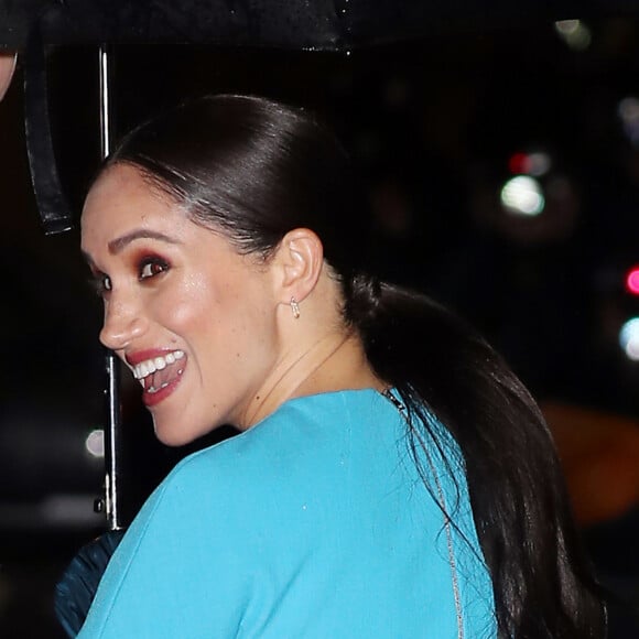 Meghan Markle escolheu uma make com tons de vermelho na boca e nos olhos