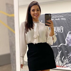 Look de Thais Fersoza: atriz usou saia lápis preta, camisa branca e sandália de salto alto