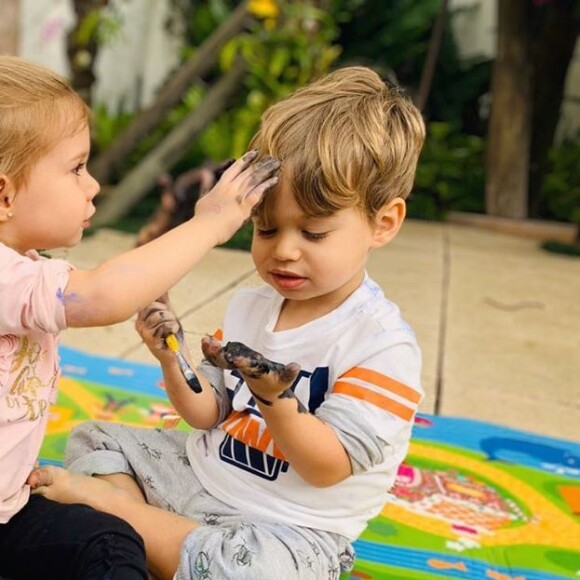 Thais Fersoza mostrou Melinda e Teodoro brincando juntos