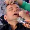 Otaviano Costa depila sobrancelha com linha no 'Amor & Sexo', em 23 de outubro de 2014