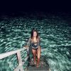 Anitta também usou metalizado em seus looks de moda praia nas Maldivas