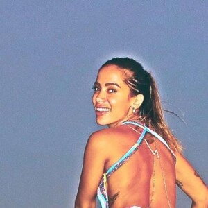 Anitta protagonizou fotos poderosas com looks de praia nas Maldivas