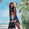 Anitta caprichou na escolha dos acessórios em sua viagem às Maldivas