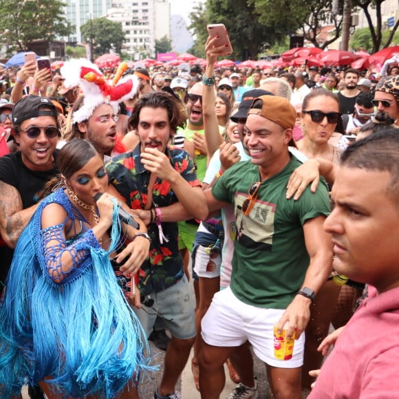 Anitta se aproximou de Gabriel David durante seu bloco