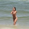 Danielle Winits foi à praia e mostrou sua boa forma