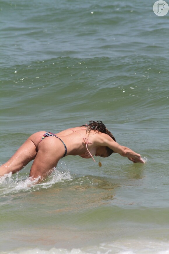 Danielle Winits mergulhou no mar da praia da Barra da Tijuca