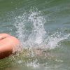 Danielle Winits mergulhou no mar da praia da Barra da Tijuca