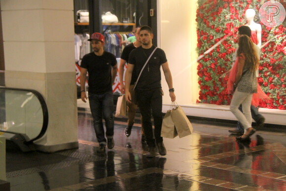 Daniel Rocha fez compras em shopping da Zona Sul do Rio nesta sexta-feira, 24 de outubro de 2014
