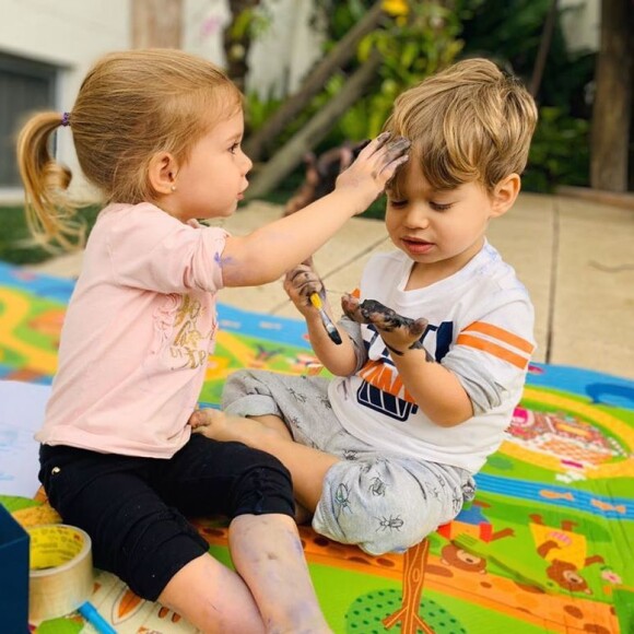 Michel Teló, pai de Melinda e Teodoro, contou que os filhos não veem desenhos há cinco dias