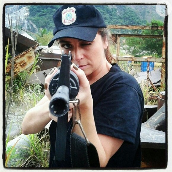 Giovanna Antonelli mostrou foto treinando para as próximas investigações de Helô, em 'Salve Jorge', nesta terça-feira, 26 de fevereiro de 2012