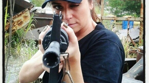 'Salve Jorge': Giovanna Antonelli posta foto com arma a punhos nos bastidores