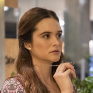 Novela 'Salve-se Quem Puder': Luna (Juliana Paiva) fica aflita ao descobrir que falsa morte de Kyra (Vitória Strada) foi descoberta. 'A situação tá saindo de controle', afirma