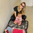 A cantora Thaeme comemorou o período em casa com a filha de 11 meses: 'F azendo essa quarentena mais feliz com esse marco!' 