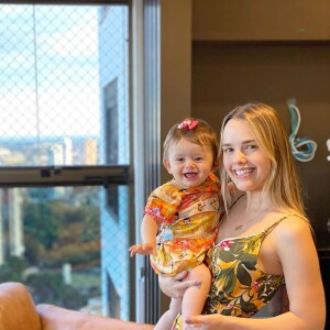 Thaeme não escondeu o orgulho ao ver a filha caminhando pela primeira vez