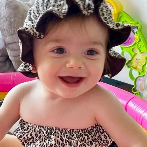 Filha de Thaeme, Liz encantou os internautas dando seus primeiros passos