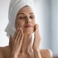 Não esqueça que a maquiagem anti-idade terá efeitos mais satisfatórios para quem tem o hábito de cuidar da pele