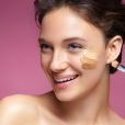 Maquiagem antienvelhecimento: marcas oferecem base para todos os tons e tipos de pele com objetivo de nutrir e suavizar as marcas do tempo
