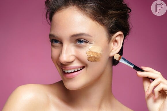Maquiagem antienvelhecimento: marcas oferecem base para todos os tons e tipos de pele com objetivo de nutrir e suavizar as marcas do tempo