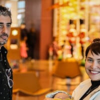 Letícia Colin ganha companhia do filho ao ver reestreia da novela 'Novo Mundo'