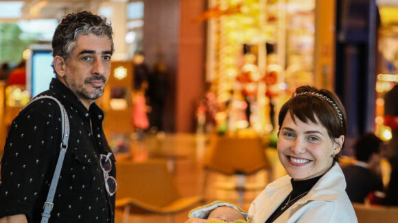 Letícia Colin ganha companhia do filho ao ver reestreia da novela 'Novo Mundo'