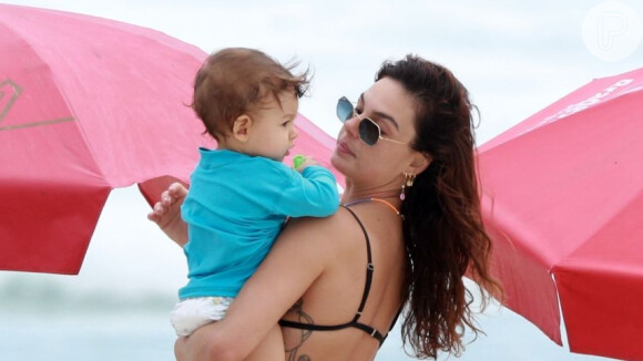 Isis Valverde encantou web com foto do filho, Rael, de 1 ano, com a carinha suja