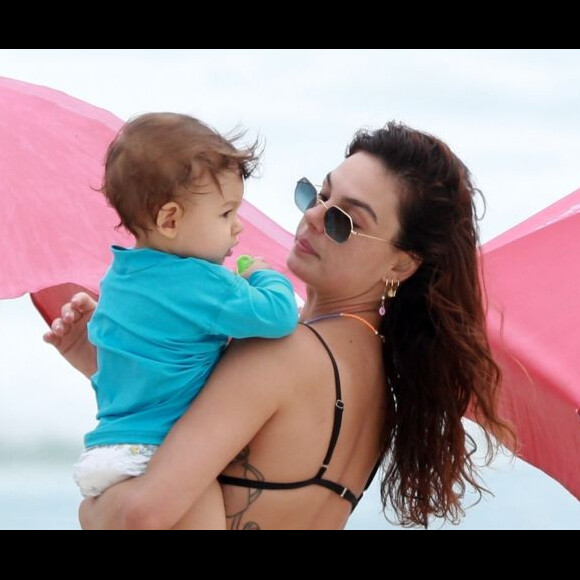 Isis Valverde encantou web com foto do filho, Rael, de 1 ano, com a carinha suja