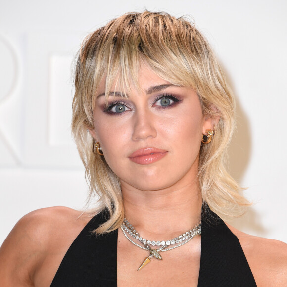 Miley Cyrus convocou Anitta para participar do projeto 'Bright Minded: live with Miley'